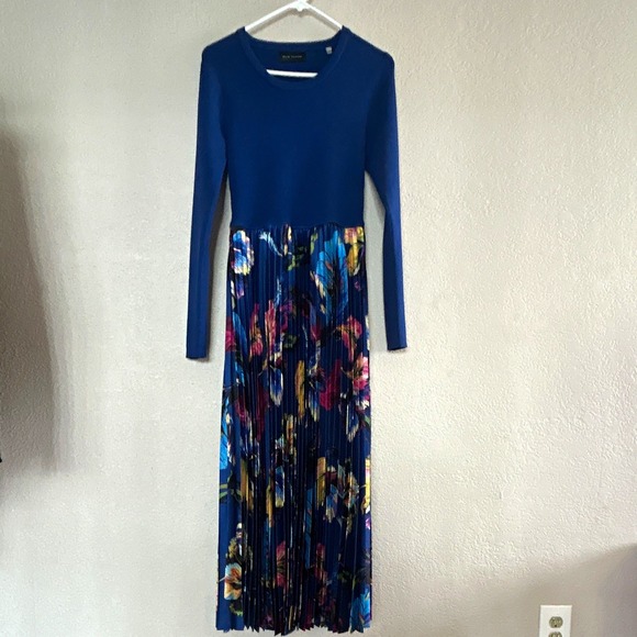 Elie Tahari Dresses & Skirts - Elie Tahari Women's Floral Knit Midi Dress Blue Round Neck Pleated Long Sleeve S
